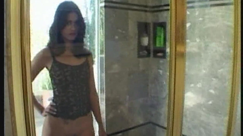 THAGSON 18+: सुनहरे बालों वाली परिपक्व milf(चोदने लायक मम्मी) बाहर गोल्डन स्ट्रीम के साथ ग्लास टपकती है