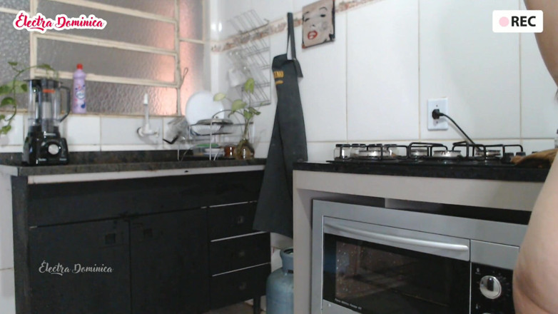 Curious Electra: Pembantu rumah bogel membersihkan dapur