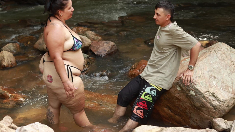 Lexly_16: Berkongkek di sungai dengan seorang lelaki berkongkek di luar rumah