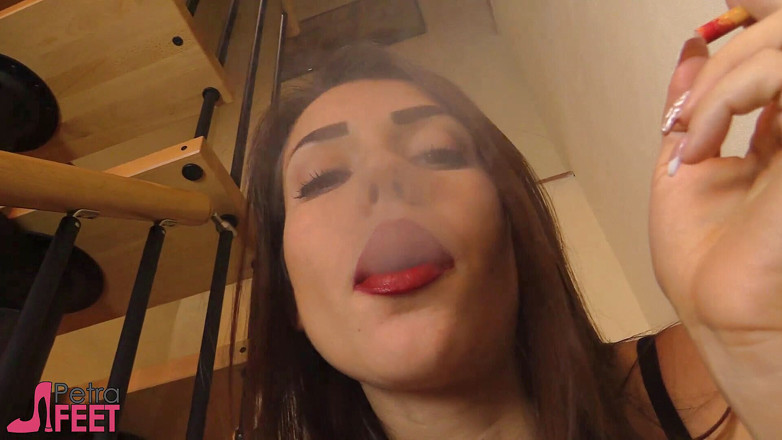 Smokin Fetish: Fumând Petra și tocurile ei înalte