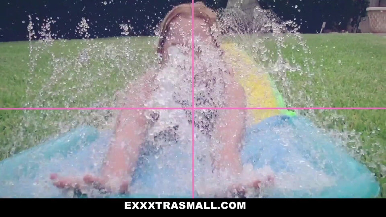 Exxxtra Small: Minik amcığına hizmet ediyor