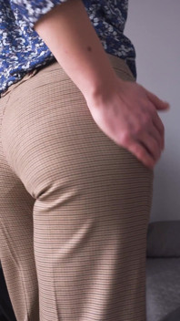 Sexy sekretářka škádlí viditelné kalhotky v těsných kalhotách