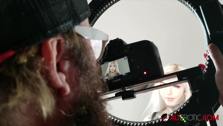 Alt Erotic: Dans les coulisses avec le nouveau tatouage de la poitrine...