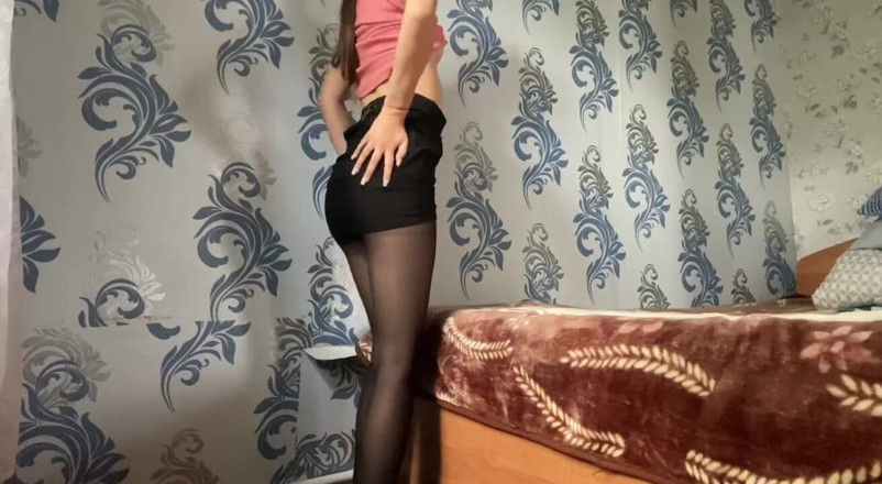 Alexa Holly: Ma demi-sœur en collants sexy et mini-jupe