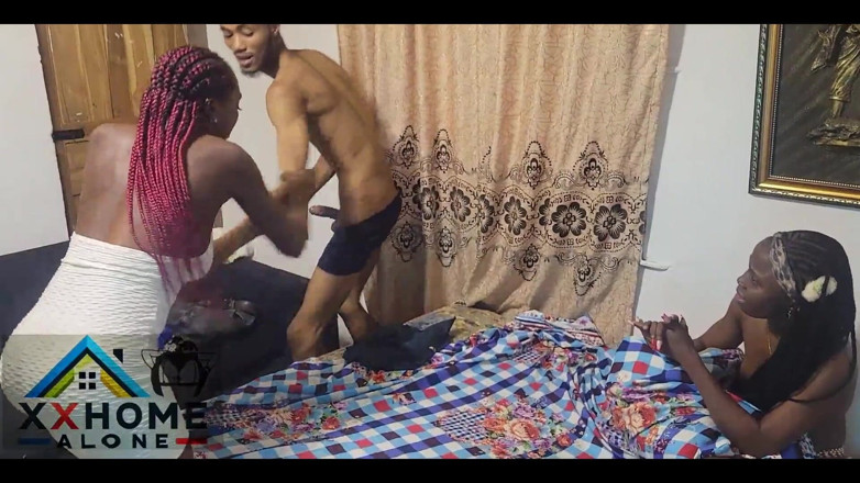 Home Alone: Mama africană își împarte iubitul cu fiica ei vitregă în acest sex în trei...