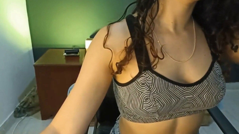 Elenafox: Une étudiante touche sa douce chatte en faisant ses devoirs de...