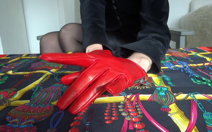 Lady Victoria Valente: Sarung tangan kulit merah