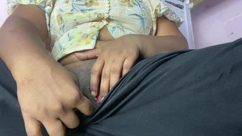 Angoori: Une fille excitée aux seins gémissant se doigte la chatte