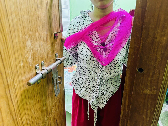 Kaleonjoybd: Professora fodendo com sua aluna quando sua mãe não está...