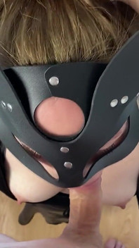 Une beauté sexy se fait baiser par la bouche jusqu'à ce qu'elle se fasse éjaculer dans la bouche !