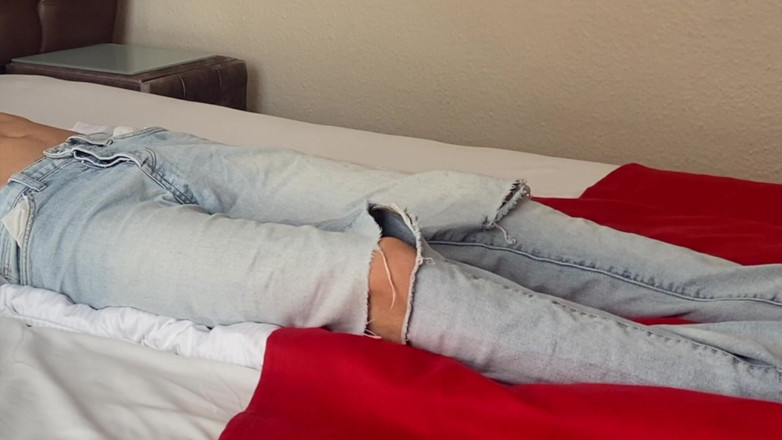 iamtonyrey: Twink Perancis berambut panjang berasa sunyi di hotelnya dan memutuskan...