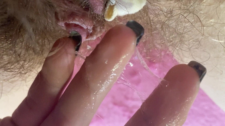Cuteblonde666: Extrémní detailní masturbace chlupaté kundičky, velký klitoris, tření