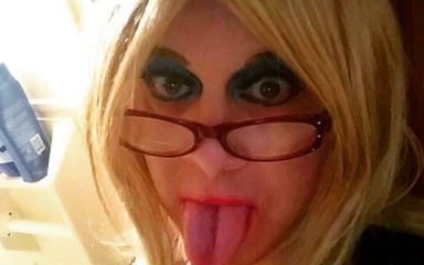 Krissy Sweets: Sexy travesti Krissy Sweets en lencería y tacones altos con...