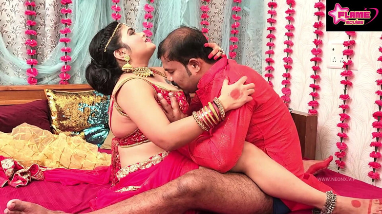 DesiHeat Studio: Pyasi Dulhan face sex dur cu soțul