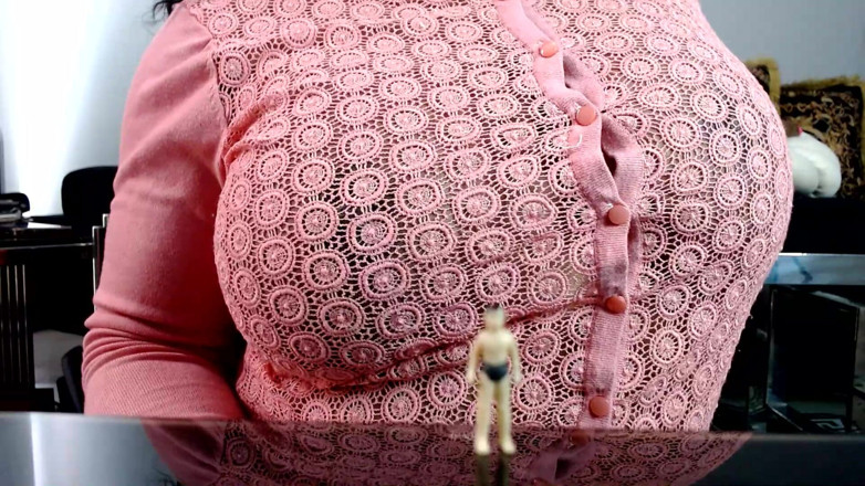 Maeling: Comparación de pechos gigantes de hombre macro - ébano giganta Mael