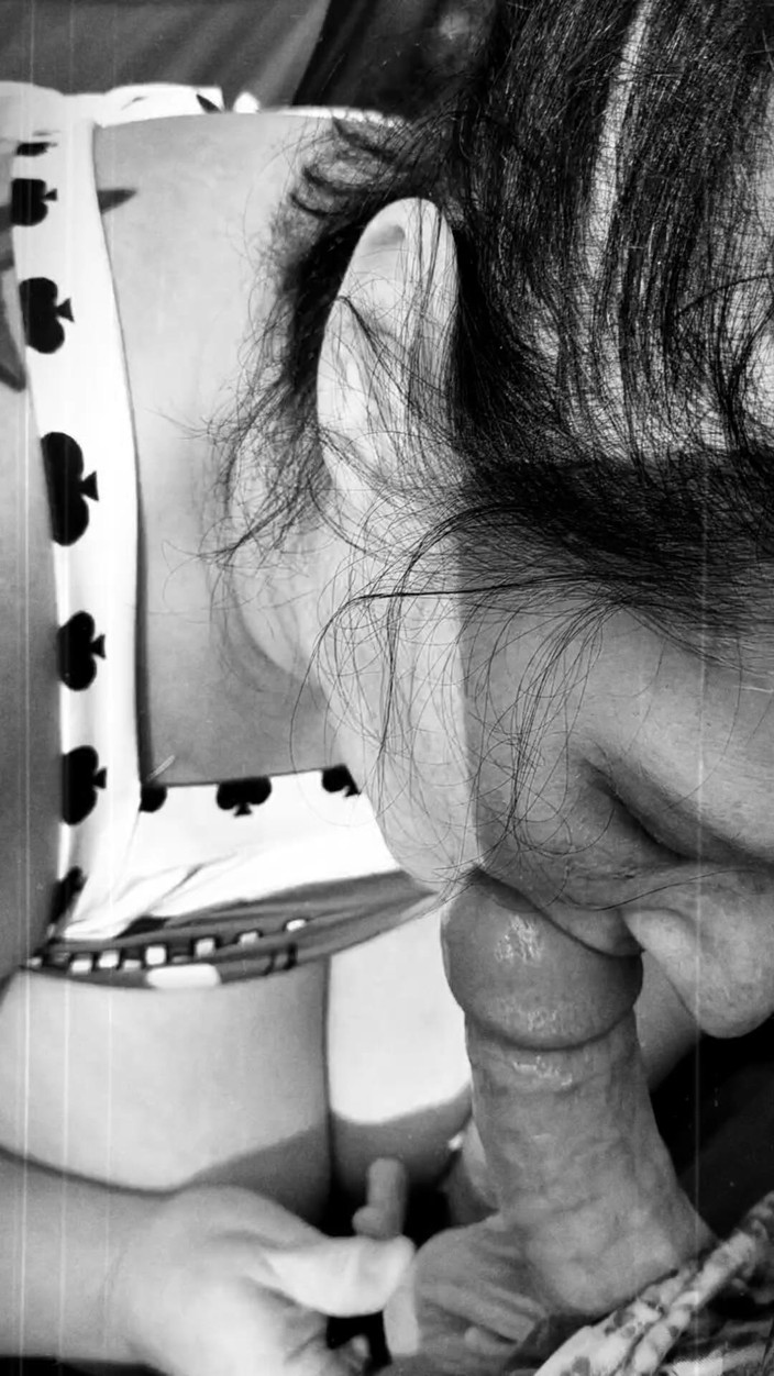 HerculesnVENUS: Les photos noir et blanc, elle suce cette bite avec...