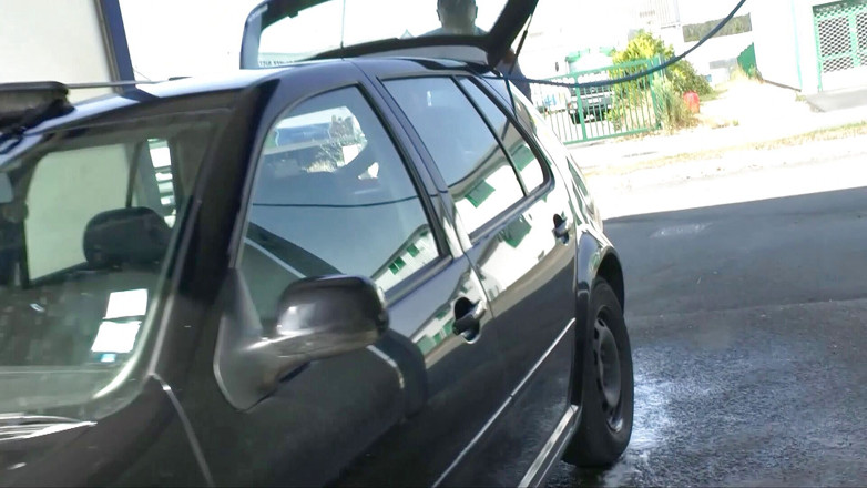 Time To Jerk Off: La ragazza scopa all'autolavaggio riceve una scopata pervasiva dal suo...
