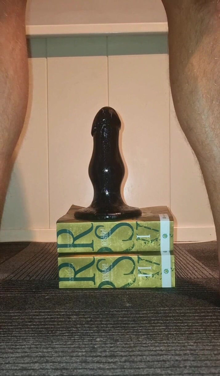 NoFace Twink X: Twink gay sexy adoră să-și ia jucăria uriașă Stinger