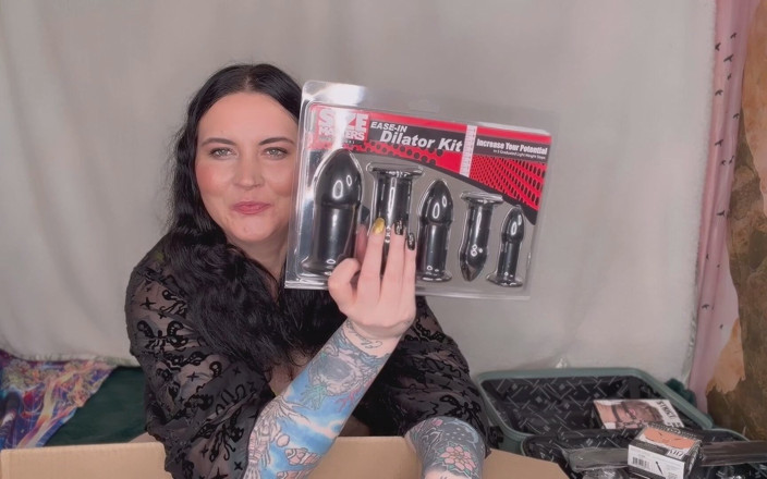 MissFFW: Mlle FFW montre son équipement BDSM actuel et nouveau