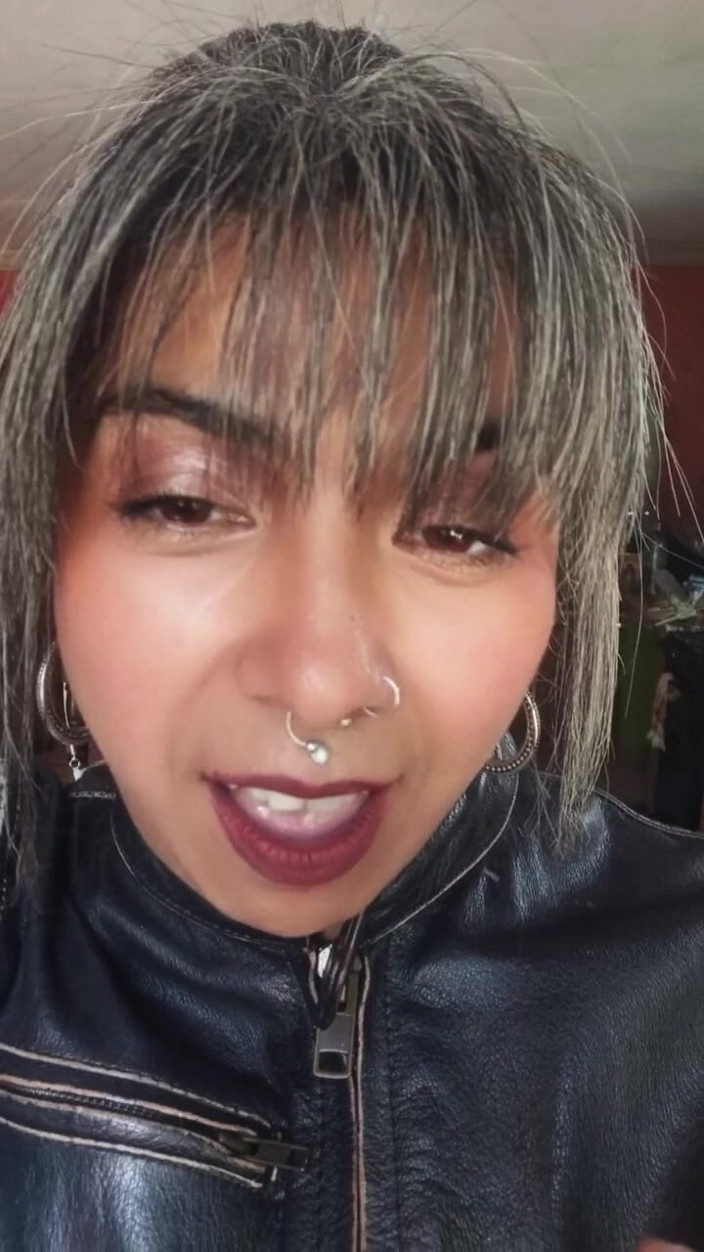 Casia Castro: Inhaler lentement, instructions de fumer dans le cuir.