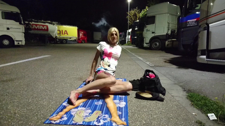 sweetfeet29: Membuka pakaian dan melancap di kerusi lori