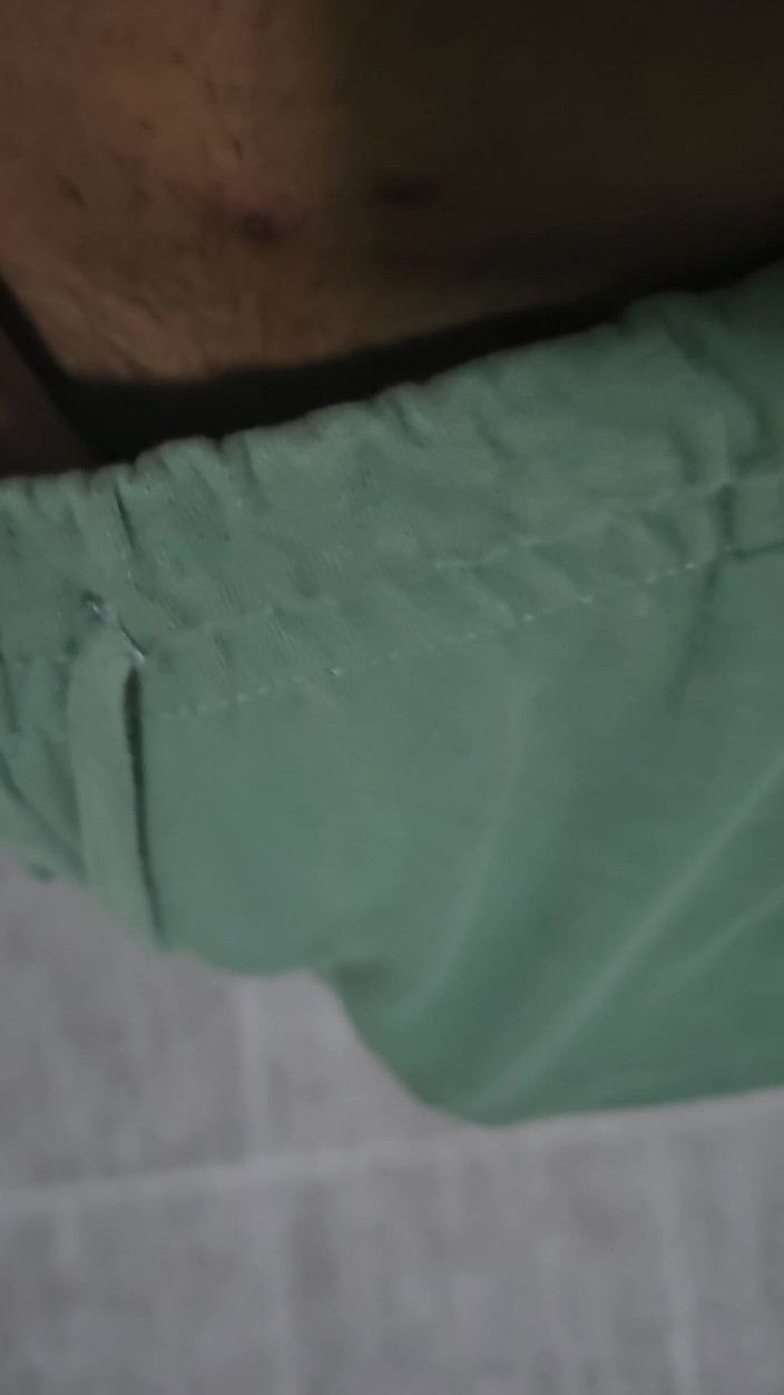 yourdaddy7788: Mijn lul over de broek aanraken