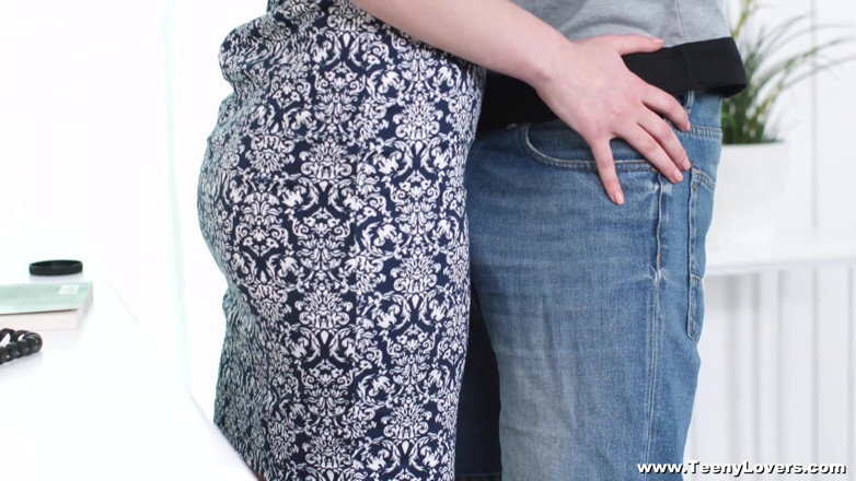 Teeny Lovers: Sesso appassionato su una tappeto morbido