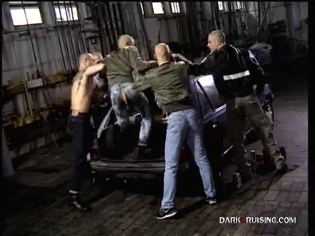 Cazzofilm: Sessione hardcore di skinhead