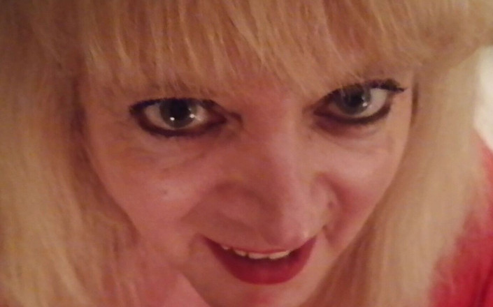 Nicola Hotwife: Никола платит своему садовнику тем же