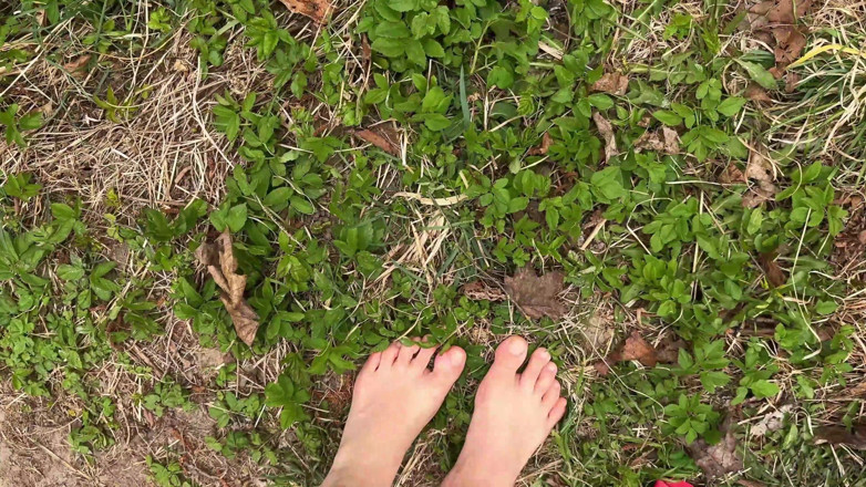 Vasya Sylvia: Barefoot Walk In The Woods - Fetish Kaki - Kaki Kosong!