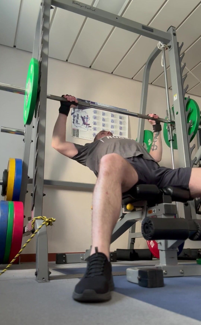 JDaddyxxx: Program de ziua pieptului la sala de sport nu este...