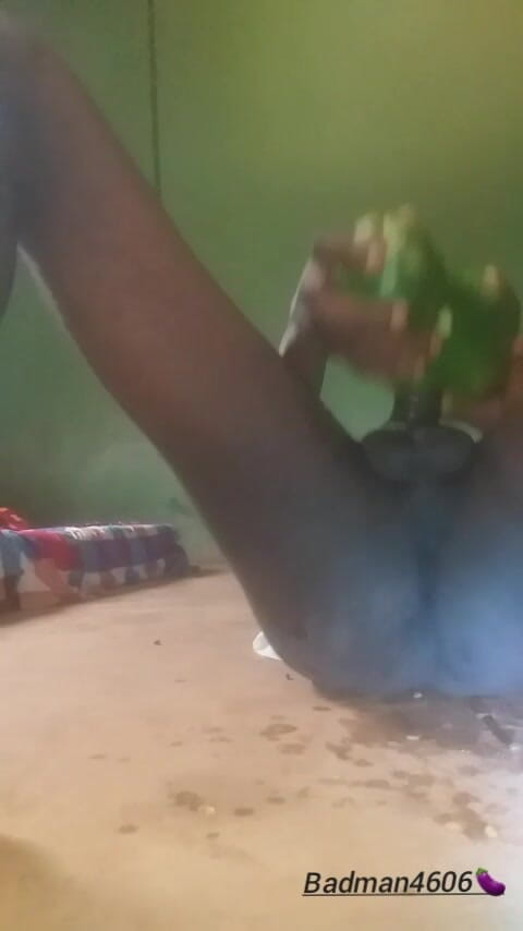 Badman4606: Cewek sange ini lagi asik muasin memeknya pake mainan seks...