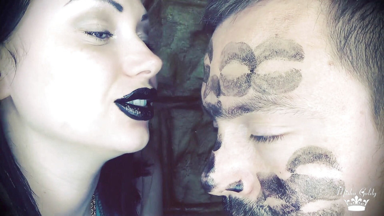 Goddess Misha Goldy: Alex mit schwarzem glänzendem lippenstift bedeckt, küsst auf seinem gesicht!
