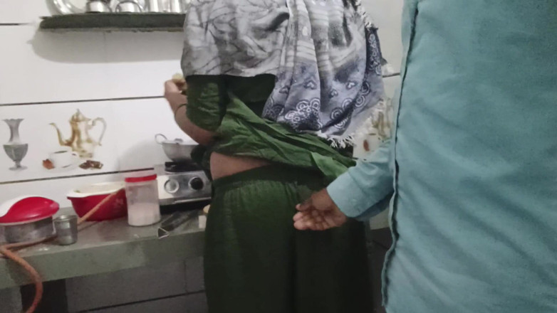 Bhabhi UP: Saya menjolok pantat adik ipar saya semasa dia memasak.