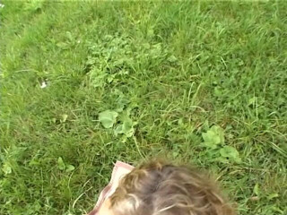 POV Orgasms: Une jolie blonde suce une bite bien dure à l'extérieur