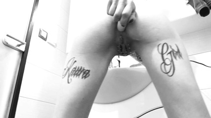 InkedKawaGirl: Vibrador no cu apertado