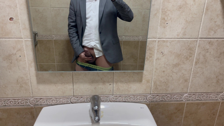 Great J: Professioneller junge wichst im büro-badezimmer und kommt