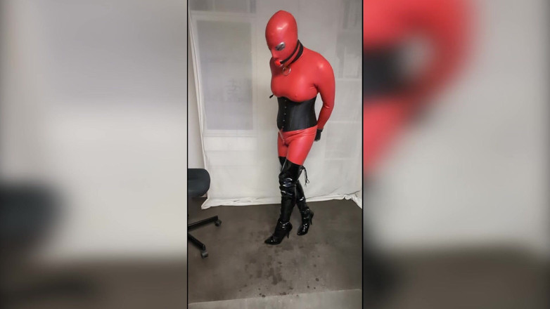 Chatuser: Cewek rambut pirang dengan kostum lateks warna merah lagi asik...