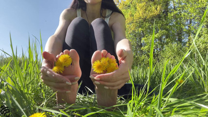 LizaVirgin: Fetiche de pies en el parque sobre la hierba
