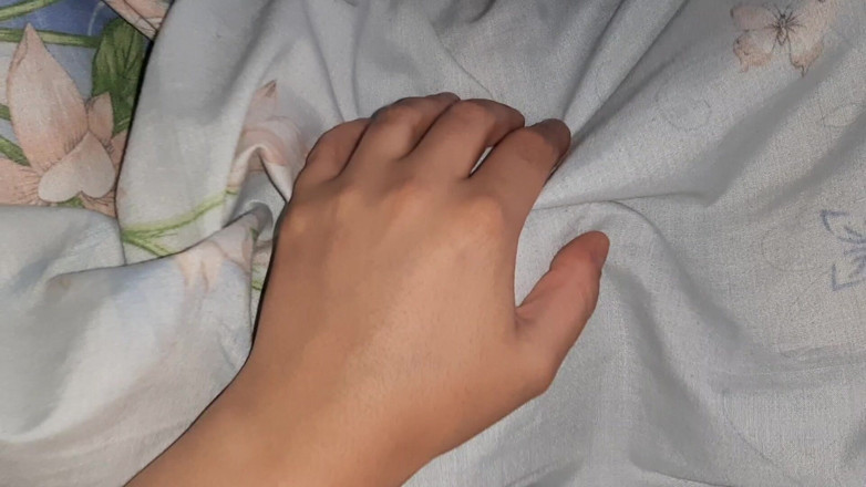 Lesbian-candys: Saya bergilir-gilir bermain dengan pepek jiran saya di bawah selimut