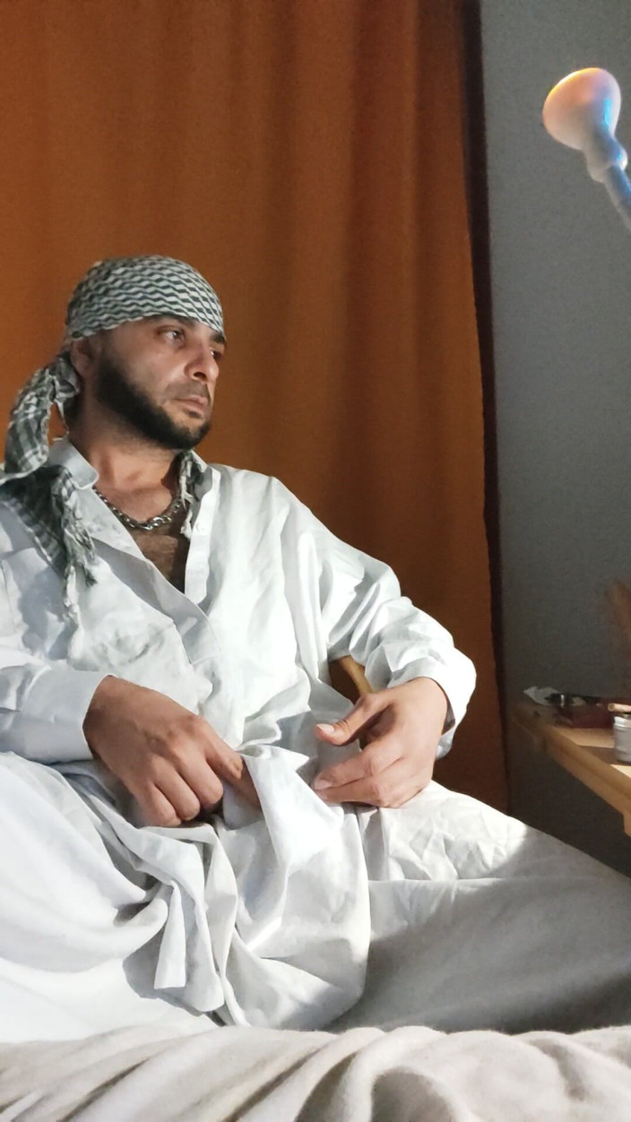 SmokedAlloy2: Dirtyjunkbro ubrany w afgańskie ubrania, skarpetki pokładowe sikają do środka i...