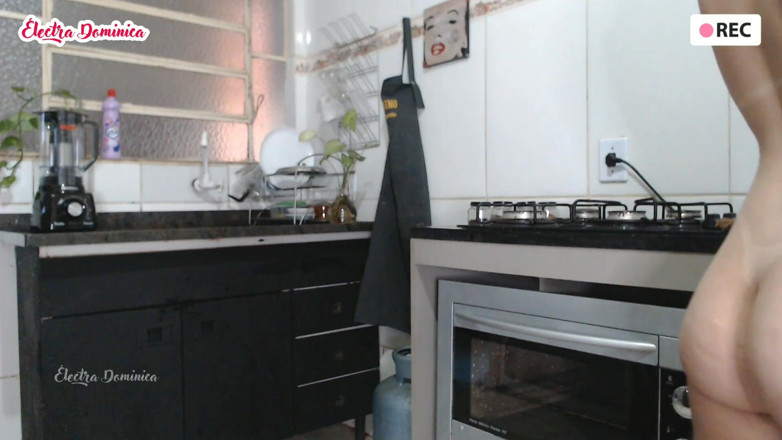 Curious Electra: Pembantu rumah bogel membersihkan dapur