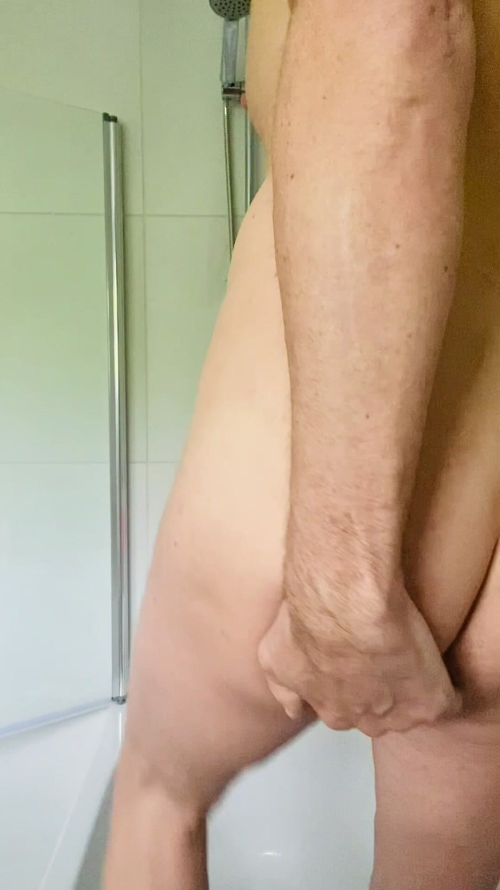Simply hands on: Seks anal di kamar mandi