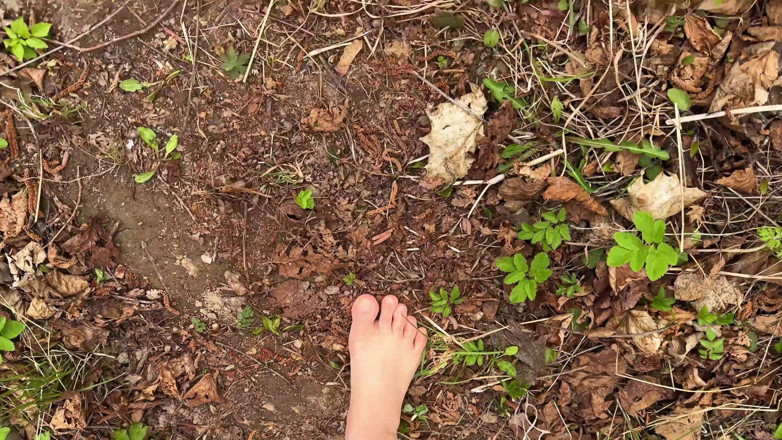 Vasya Sylvia: Camminare a piedi nudi nei boschi - Feticismo per i piedi -...
