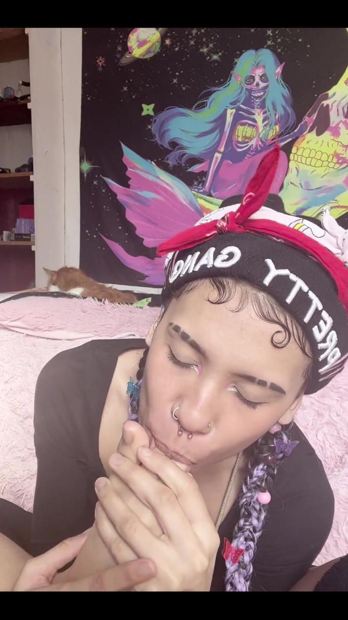 theunholychi: Mis hermosas suelas desnudas goteando de saliva