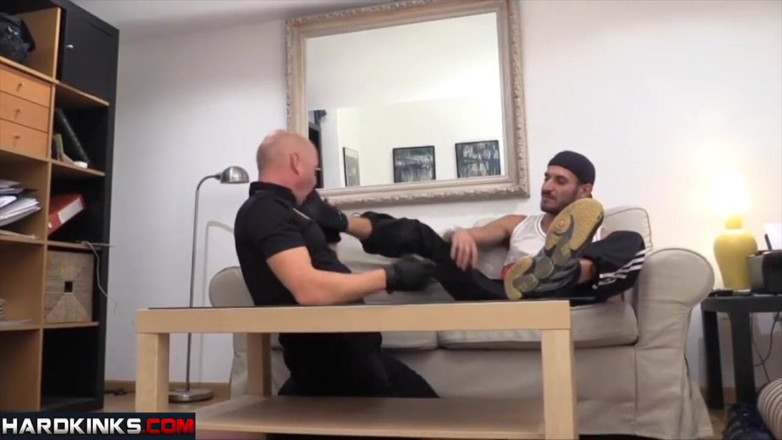Hard Kinks: Hardkinks - un policía y un macho alfa