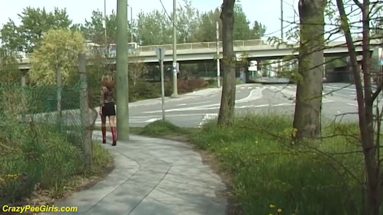 Crazy pee girls: Küçük memeli genç güzel kız herkesin içinde işiyor