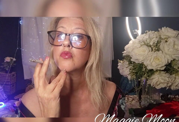 Maggie Moon: धूम्रपान करते हुए लंड हिलाने के निर्देश और उलटी गिनती