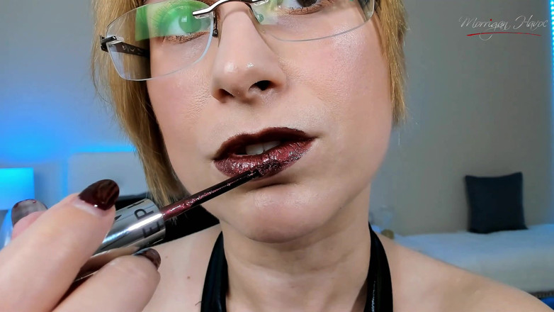 Morrigan Havoc: Аппликация коричневой помады и соблазняние губ