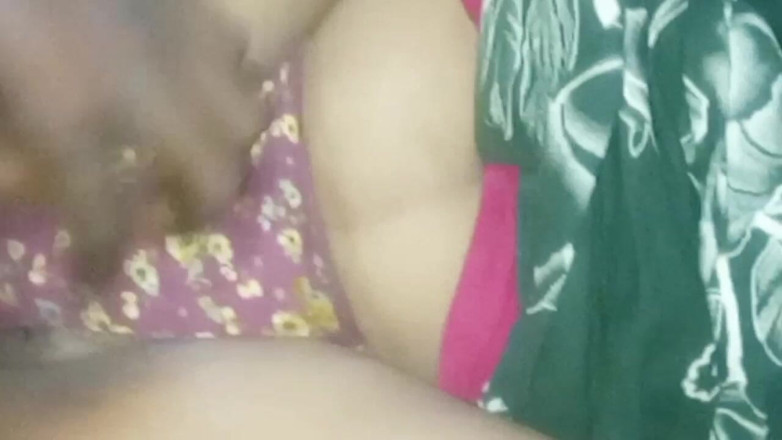 Bengaliauntykichut: 37 sal ki padosi bhabhi ko raat mein jakar chudai...